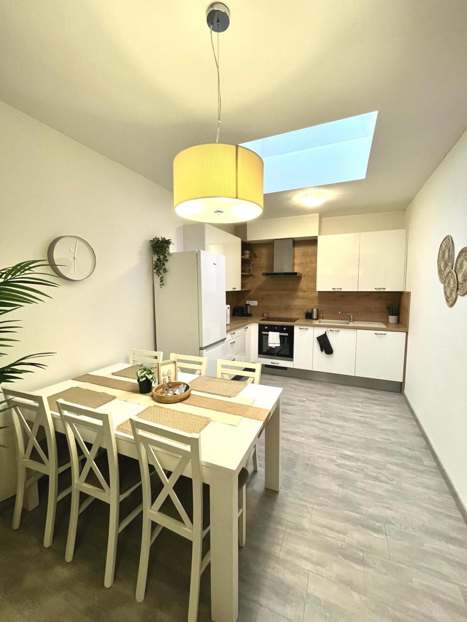 The Elite Suite Downtown 2- Bedroom Apt Ac & Garage Parking Pressburg Exterior foto